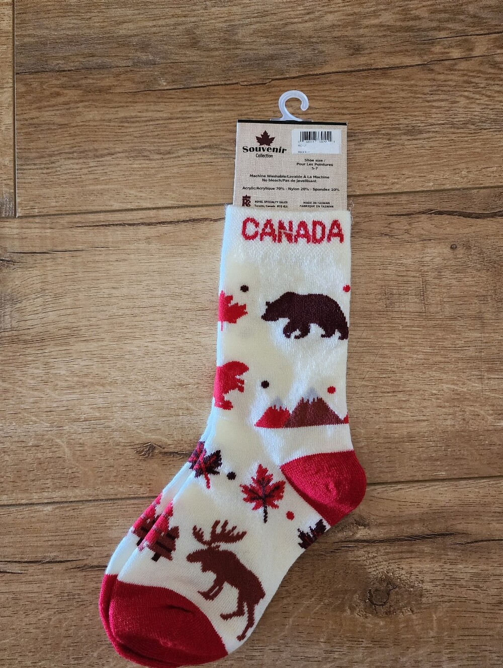 NWT Royal Specialty Canada Souvenir Crew Socks Women 5-7 Maple Leaf Moose Bear